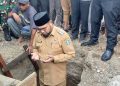 Letakan Batu Pertama Masjid Al-Fajri Desa Babang, Bupati Basam Kasuba Sumbang Uang Tunai 50 Juta