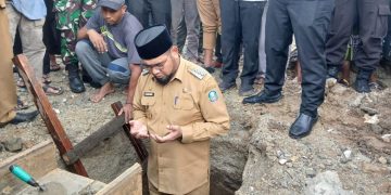 Letakan Batu Pertama Masjid Al-Fajri Desa Babang, Bupati Basam Kasuba Sumbang Uang Tunai 50 Juta
