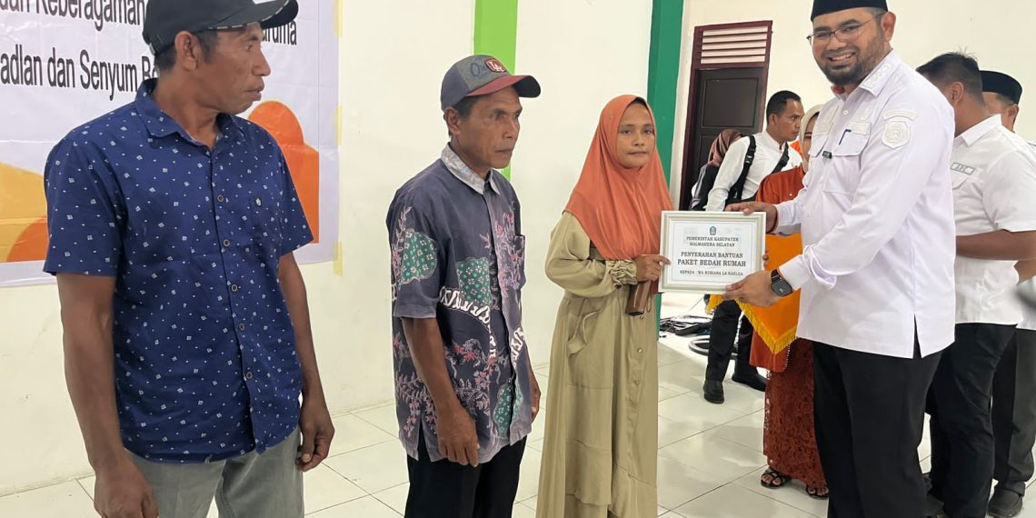 Bupati Basam Kasuba Beri Bantuan Bedah Rumah Kepada Tiga Warga Laiwui