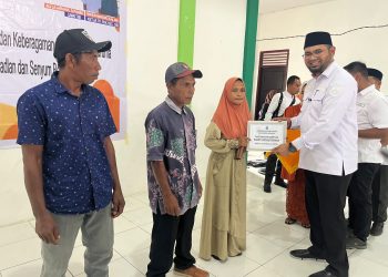 Bupati Basam Kasuba Beri Bantuan Bedah Rumah Kepada Tiga Warga Laiwui