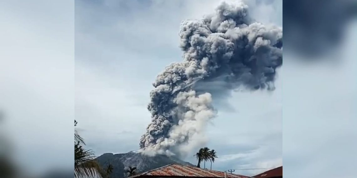 Gunung Api Ibu di Halmahera Barat Kembali Erupsi Sebanyak Dua Kali Dalam Sehari