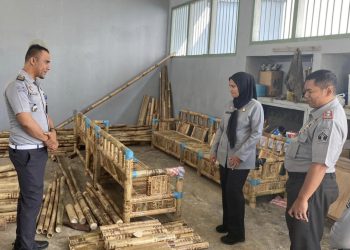 Kunjungan Ke Rutan Kelas IIB Soasiu, Kadiv Yankumham Kanwil Kemenkumham Malut Apresiasi Produk Kerajinan Warga Binaan