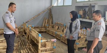 Kunjungan Ke Rutan Kelas IIB Soasiu, Kadiv Yankumham Kanwil Kemenkumham Malut Apresiasi Produk Kerajinan Warga Binaan