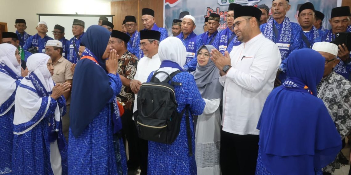 Bupati Bassam Kasuba Resmi Berangkatkan Umroh 70 Imam dan Wakil Imam