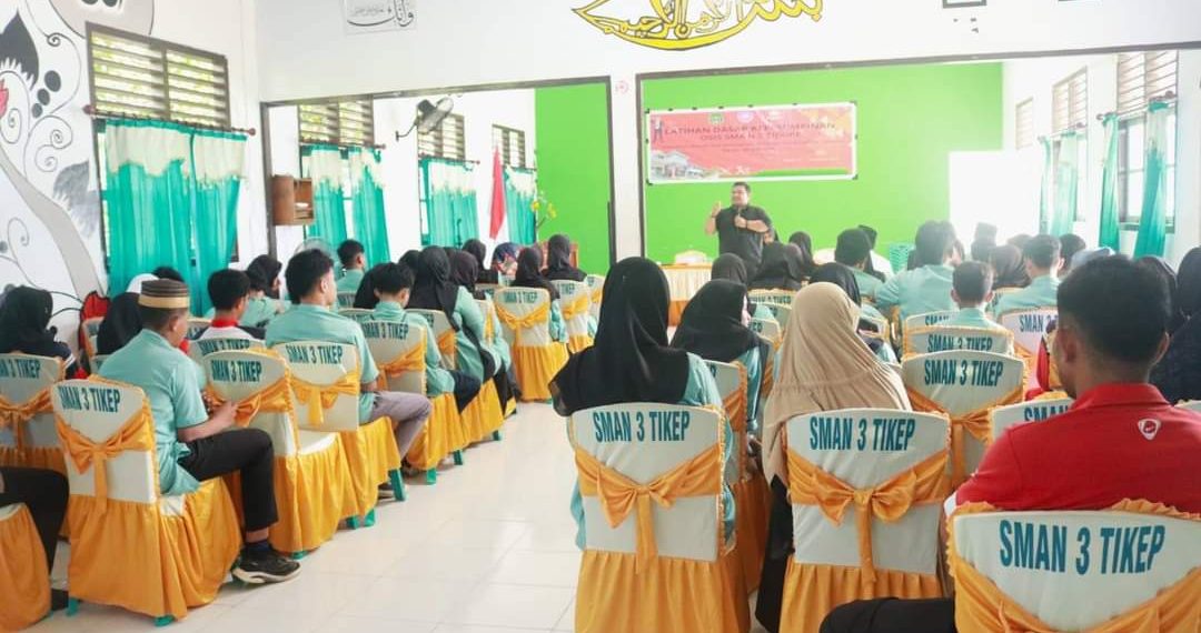 Ardiansyah Fauzi Hadiri dan Memberikan Pelatihan Kepemimpinan Kepada Pengurus OSIS SMA 3 Tidore