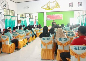 Ardiansyah Fauzi Hadiri dan Memberikan Pelatihan Kepemimpinan Kepada Pengurus OSIS SMA 3 Tidore 