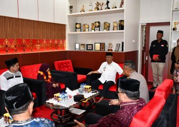 Walikota Tidore Capt Ali Ibrahim Berikan Penghargaan Kepada Izzah Qurata’ain Juara 1 MTQ Di Qatar 