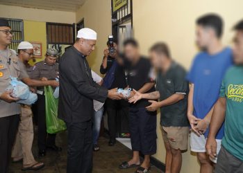 Bulan Suci Ramadhan, Walikota Tidore Berbagi Takjil Dengan Para Tahanan Polresta Tidore