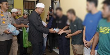 Bulan Suci Ramadhan, Walikota Tidore Berbagi Takjil Dengan Para Tahanan Polresta Tidore