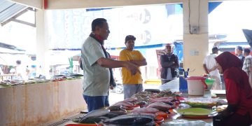 Pastikan Stabilitas Harga, Walikota Tidore Muhammad Sinen Kunjungi Pasar Ikan Galala