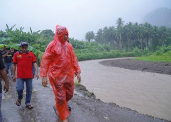 Walikota Tidore Muhammad Sinen Tinjau Jalan Longsor di Kecamatan Oba