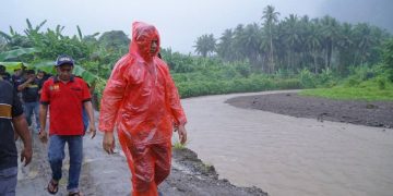 Walikota Tidore Muhammad Sinen Tinjau Jalan Longsor di Kecamatan Oba