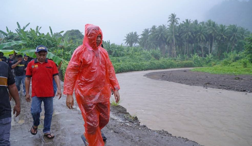 Walikota Tidore Muhammad Sinen Tinjau Jalan Longsor di Kecamatan Oba