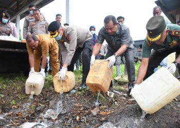 Polresta Tidore Musnahkan Ratusan Kantong Minuman Keras 