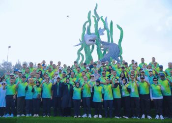 Wali Kota Tidore bersama Ketua TP-PKK Tanam Pohon di Taman Suroboyo