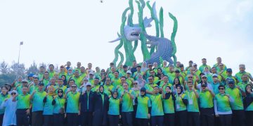 Wali Kota Tidore bersama Ketua TP-PKK Tanam Pohon di Taman Suroboyo