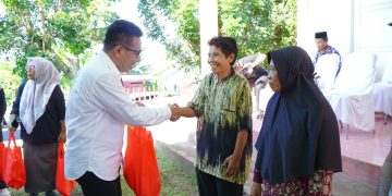 Wakil Walikota Tidore Ahmad Laiman Serahkan Bantuan Bahan Pokok Program 100 Hari Kerja