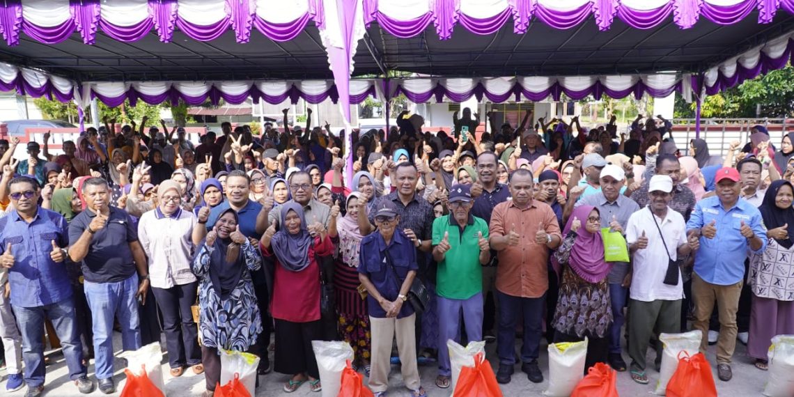 Walilota Tidore Muhammad Sinen Serahkan Bantuan Pangan Gratis di Kecamatan Tidore Timur
