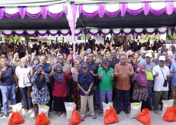 Walilota Tidore Muhammad Sinen Serahkan Bantuan Pangan Gratis di Kecamatan Tidore Timur