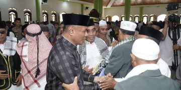 Solat Idul Adha 1446 H di Kelurahan Payahe, Walikota Tidore Muhammad Sinen Serahkan 3 Ekor Sapi Qurban