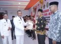 Walikota Tikep Didampingi Wawali Tikep Menyerahkan Akta Pendirian KDKMP
