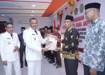 Walikota Tikep Didampingi Wawali Tikep Menyerahkan Akta Pendirian KDKMP