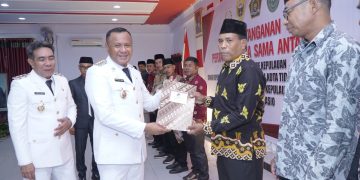 Walikota Tikep Didampingi Wawali Tikep Menyerahkan Akta Pendirian KDKMP