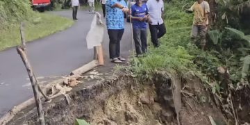 Tinjau Longsor di Jalur Kalaodi-Fobaharu, Ardiansyah Fauzi: Material Longsor Segera Di Bersihkan 