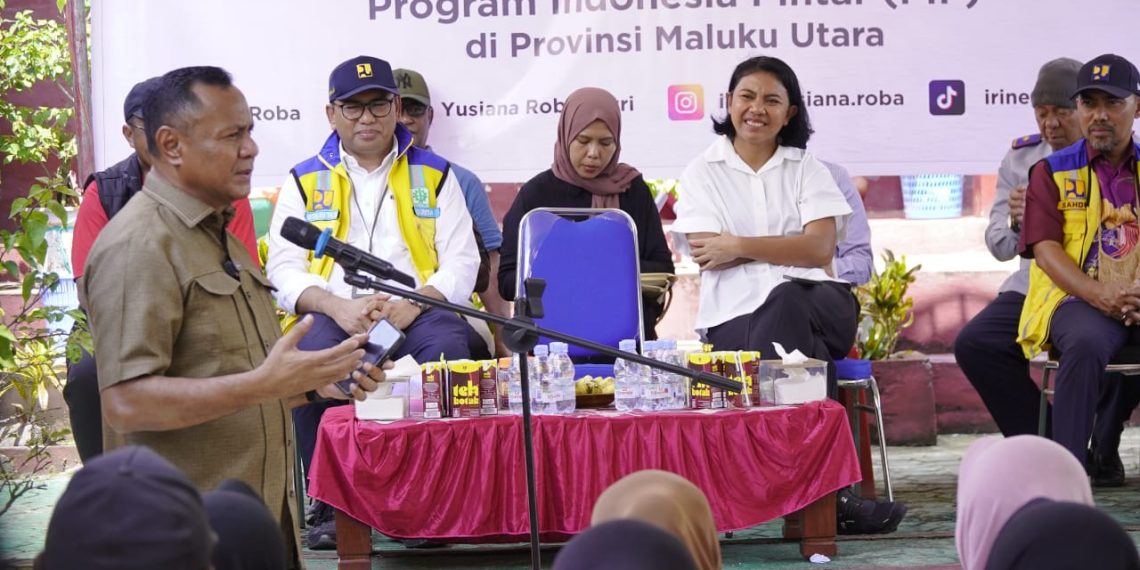 159 Siswa SD di Pulau Maitara Dapat Beasiswa PIP dari Anggota Komisi V DPR RI Irine Yusiana Roba