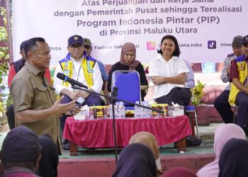 159 Siswa SD di Pulau Maitara Dapat Beasiswa PIP dari Anggota Komisi V DPR RI Irine Yusiana Roba