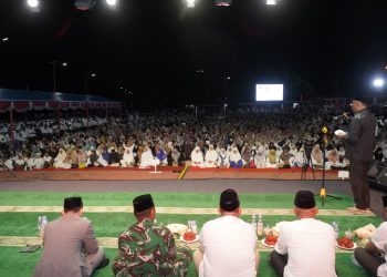 Ribuan Warga Kota Tidore Hadiri Dzikir dan Doa bersama Ustadz Dennis Lim di Pantai Tugulufa