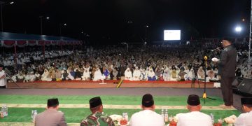 Ribuan Warga Kota Tidore Hadiri Dzikir dan Doa bersama Ustadz Dennis Lim di Pantai Tugulufa
