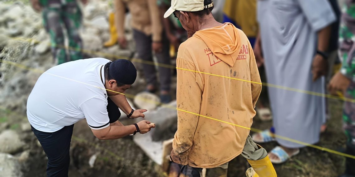 Ketua Komisi III DPRD Tikep dan Camat Oba Letakkan Batu Pertama Masjid Al-Insan Payahe