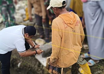 Ketua Komisi III DPRD Tikep dan Camat Oba Letakkan Batu Pertama Masjid Al-Insan Payahe