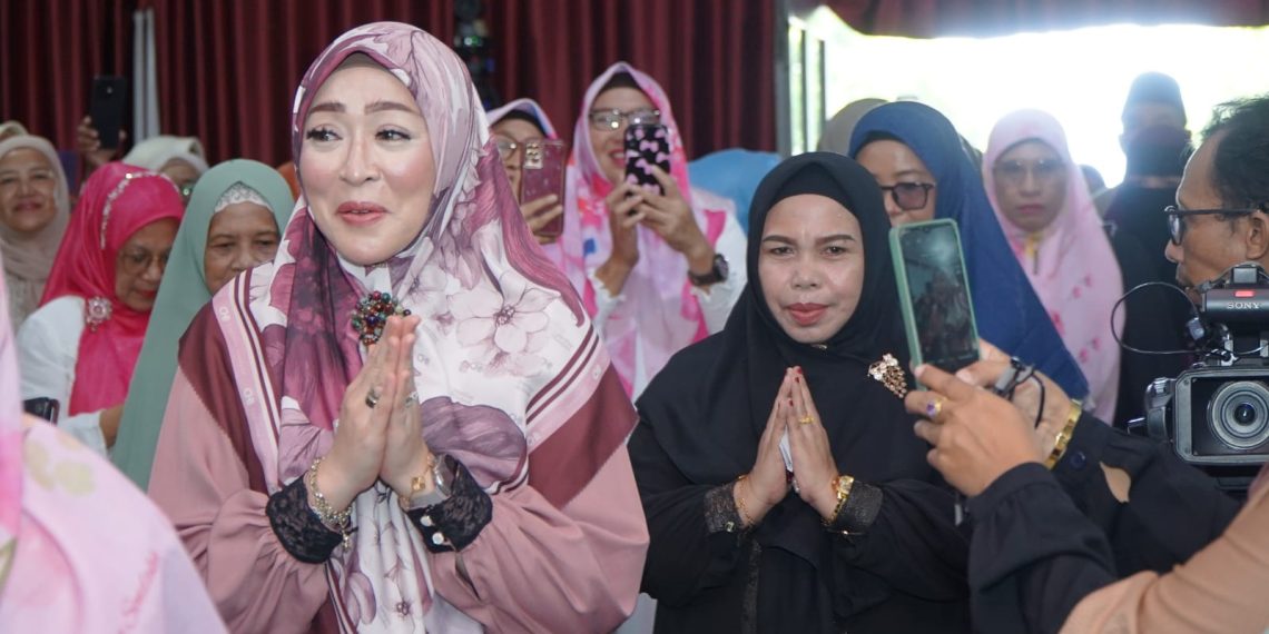 Antusiasme Majelis Taklim Tidore Sambut Safari Dakwah Angelina Sondakh di Aula Sultan Nuku