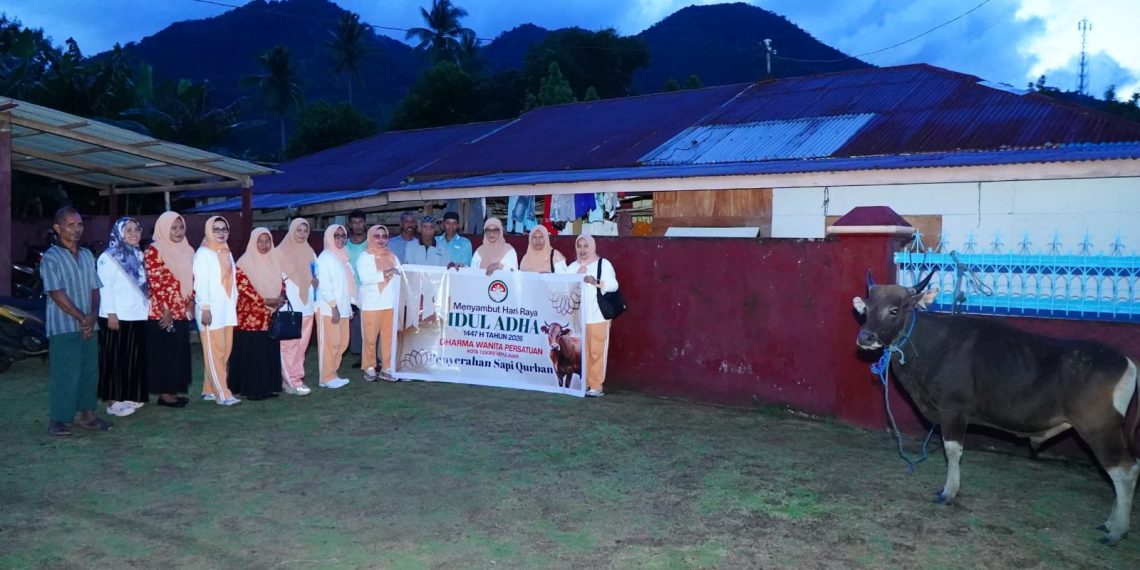 Jelang Hari Raya Idul Adha, DWP Kota Tidore Kepulauan Serahkan Bantuan Hewan Kurban