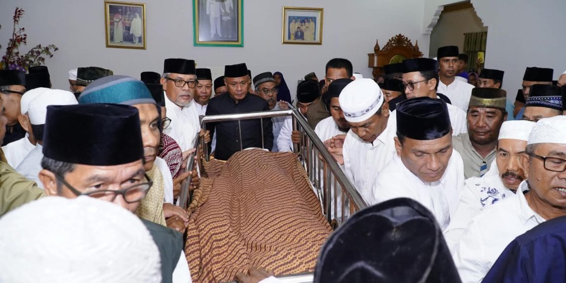 Penghormatan Terakhir bagi Peletak Dasar Pembangunan Tidore, Wali Kota Muhammad Sinen Lepas Jenazah Achmad Mahifa