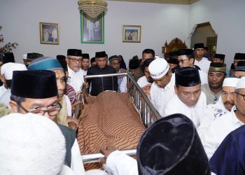 Penghormatan Terakhir bagi Peletak Dasar Pembangunan Tidore, Wali Kota Muhammad Sinen Lepas Jenazah Achmad Mahifa