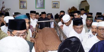 Penghormatan Terakhir bagi Peletak Dasar Pembangunan Tidore, Wali Kota Muhammad Sinen Lepas Jenazah Achmad Mahifa