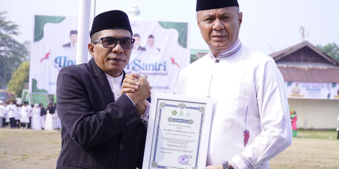 Wali Kota Tidore Kepulauan Terima Penghargaan di Peringatan Hari Santri Nasional 2026